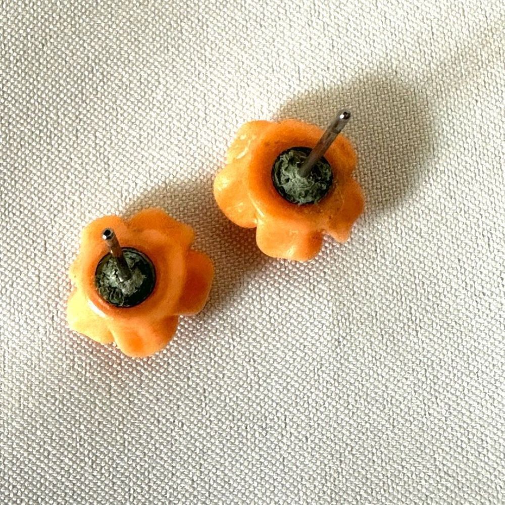 Small orange flower post earrings - Picture 7 of 7